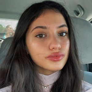 Meet your Posher, Claudia